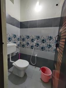 Bilik mandi di Buddhar Illam
