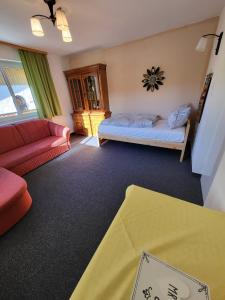 una sala de estar con una cama y un sofá en Appartment Weidach Zentrum, en Leutasch