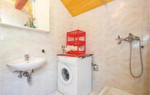 Kúpeľňa v ubytovaní 2 Bedroom Beautiful Apartment In Stolac