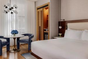 Un pat sau paturi într-o cameră la Bryant Park Hotel