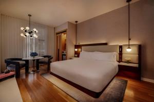 Un pat sau paturi într-o cameră la Bryant Park Hotel