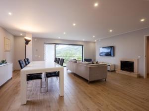 a living room with a white table and a couch at A Casa do Castelo in Óbidos
