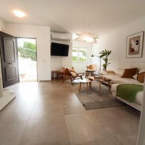 エステポナにあるE1 Desk Private patio Terrace Barbecueのソファとテーブルのあるリビングルーム