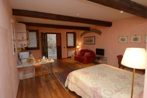 een slaapkamer met een bed en een woonkamer bij La Cervetta in Mantova