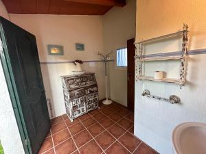 A bathroom at La Pontezuela Alanis