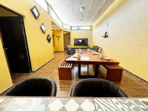 a conference room with a long table and chairs at Amplia casa en Parras con wifi, fogatero y asador in Parras de la Fuente
