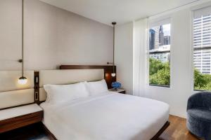 Un pat sau paturi într-o cameră la Bryant Park Hotel