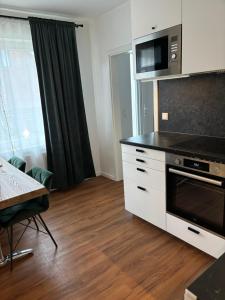 a kitchen with a stove and a microwave at Refugium 1 in Nortrup