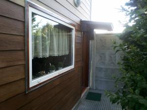 una ventana en el lateral de una casa en VALYAK rent apart hotel - Servicios Integrales, en Punta Arenas