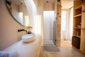 een badkamer met een witte wastafel en een spiegel bij Nubla Residence villa Uno in Ensenada