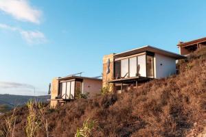 een huis bovenop een heuvel bij Nubla Residence villa Uno in Ensenada
