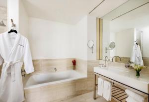 O baie la Bryant Park Hotel