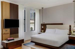 Un pat sau paturi într-o cameră la Bryant Park Hotel