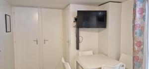 TV a/nebo společenská místnost v ubytování Mobil-home confort 6 personnes proche Europa-Park