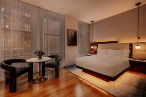 Un pat sau paturi într-o cameră la Bryant Park Hotel