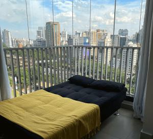 balcone con letto e vista sulla città di Praticidade e conforto, ao lado do Hosp Oswaldo Cruz. a San Paolo