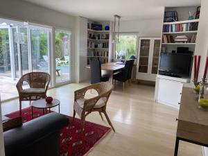 Μια τηλεόραση ή/και κέντρο ψυχαγωγίας στο Ferienbungalow SOL