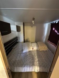 Dormitorio pequeño con cama en el centro en Mobile home Maris, en Biograd na Moru