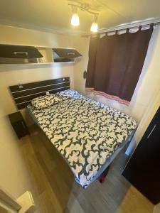 una vista aérea de una cama en una habitación en Mobile home Maris, en Biograd na Moru