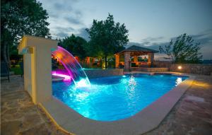 Bazén v ubytovaní Three-Bedroom Holiday Home In Grubine alebo v jeho blízkosti