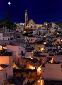 - une vue sur la ville la nuit dans l'établissement l'angolo di Frima, à Matera
