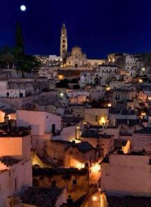 vista sulla città di notte di l'angolo di Frima a Matera