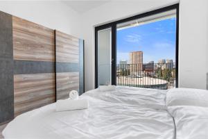 Posteľ alebo postele v izbe v ubytovaní Apt w Downtown View & Garage Parking