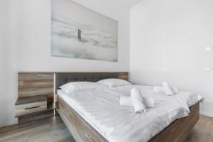 Posteľ alebo postele v izbe v ubytovaní Apt w Downtown View & Garage Parking