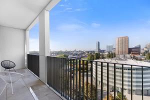 Balkón alebo terasa v ubytovaní Apt w Downtown View & Garage Parking