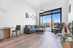 Posedenie v ubytovaní Apt w Downtown View & Garage Parking + 11 fotografií