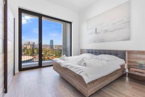 Posteľ alebo postele v izbe v ubytovaní Apt w Downtown View & Garage Parking