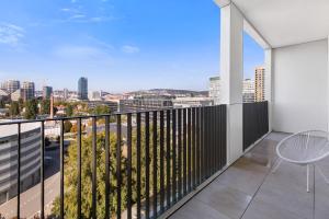 Balkón alebo terasa v ubytovaní Apt w Downtown View & Garage Parking