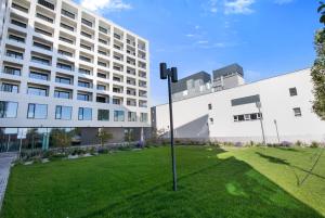 Vonkajšia záhrada v ubytovaní Apt w Downtown View & Garage Parking
