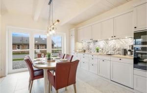 Η κουζίνα ή μικρή κουζίνα στο Amazing Home In Dagebüll With Sauna