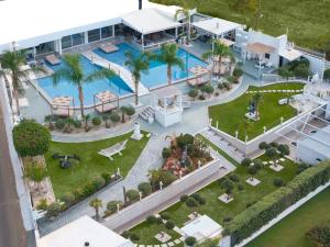 Una vista aérea de un edificio con piscina. en White Luxury Villa, en Hersonissos