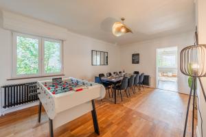 ein Wohnzimmer mit Tischfußball in der Mitte in der Unterkunft La Maison Royale - Terrasse et Jardin in Haguenau