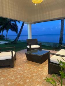 Entire Villa with pool in front of beach!的休息区