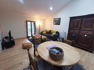 Posezení v ubytování GÎTE 3* SAINT GUILHEM LE DESERT CHEZ MARIUS