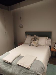 ein Schlafzimmer mit einem Bett, auf dem zwei Handtücher liegen in der Unterkunft LOFT LA Santander Centro in Santander