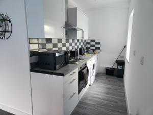 Nhà bếp/bếp nhỏ tại Centre Apartment - Sleeps 2 & Roof Top Hot Tub