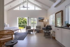 Una cocina y un salón con un gran ventanal. en Stableford Beachhouse Top Apartment, en Plettenberg Bay
