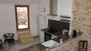 Kuchyň nebo kuchyňský kout v ubytování GÎTE 3* SAINT GUILHEM LE DESERT CHEZ MARIUS