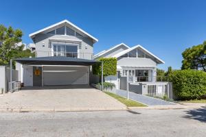 Casa blanca con garaje grande en Stableford Beachhouse Top Apartment, en Plettenberg Bay