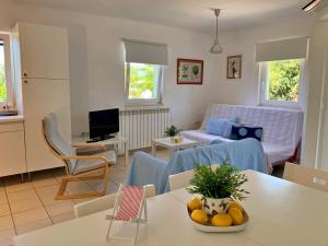salon ze stołem i owocami w obiekcie Apartments Savic w mieście Šilo