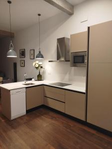 eine Küche mit Spüle und Kühlschrank in der Unterkunft LOFT LA Santander Centro in Santander