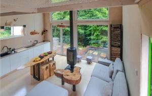 un soggiorno con divano e piano cottura di Stunning Home In Roztoka With Jacuzzi a Roztoka