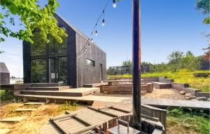 un edificio con panchine di fronte di Stunning Home In Roztoka With Jacuzzi a Roztoka