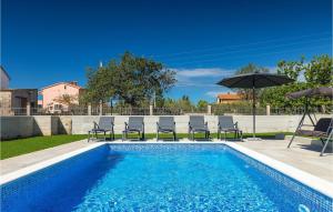 Bazén v ubytování Villa Zirdum nebo v jeho okolí