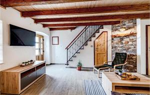 Μια τηλεόραση ή/και κέντρο ψυχαγωγίας στο 2 Bedroom Awesome Home In Orebic
