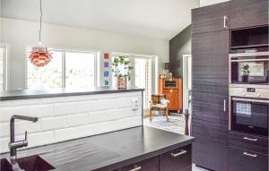 una cucina con un lavello e un piano di lavoro di Amazing Home In Etne With Wifi a Etnesjøen